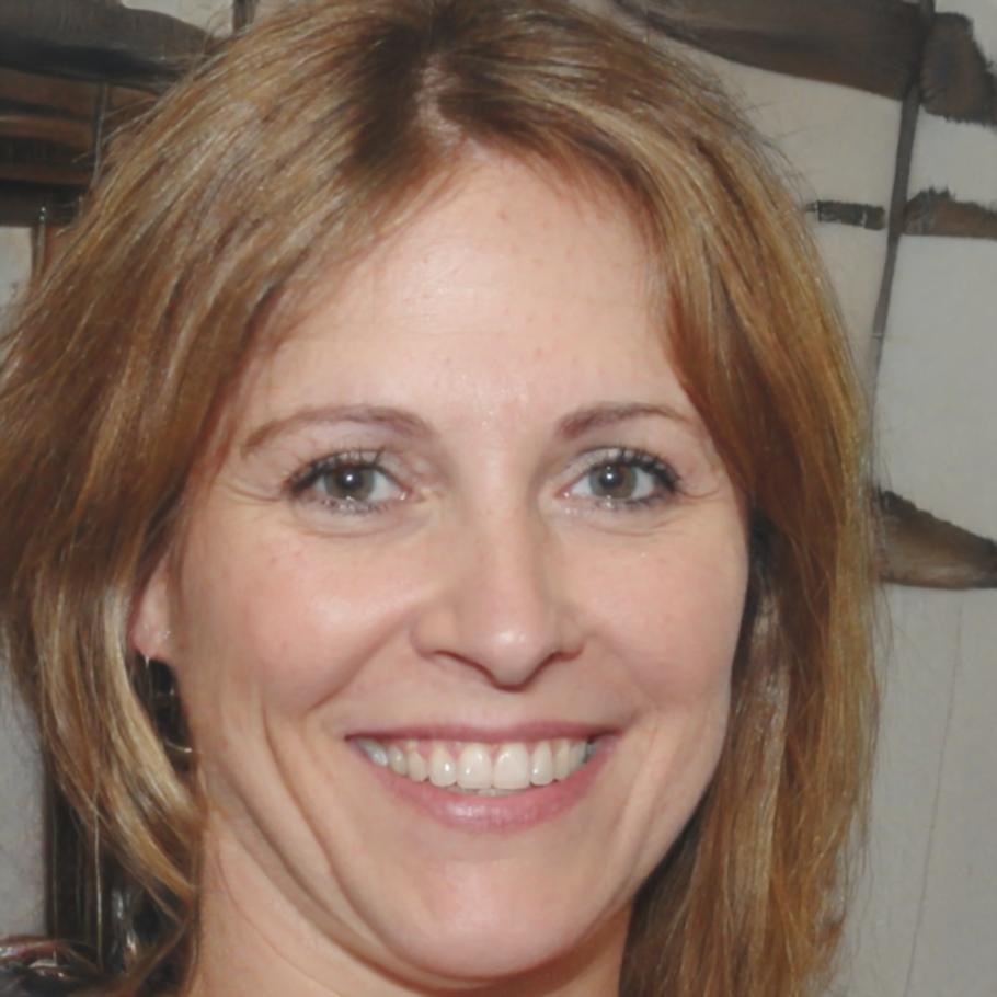 Ana Martínez, Especialista en Finanzas Corporativas